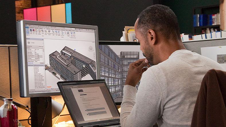 Engineer meninjau model BIM di layar desktop